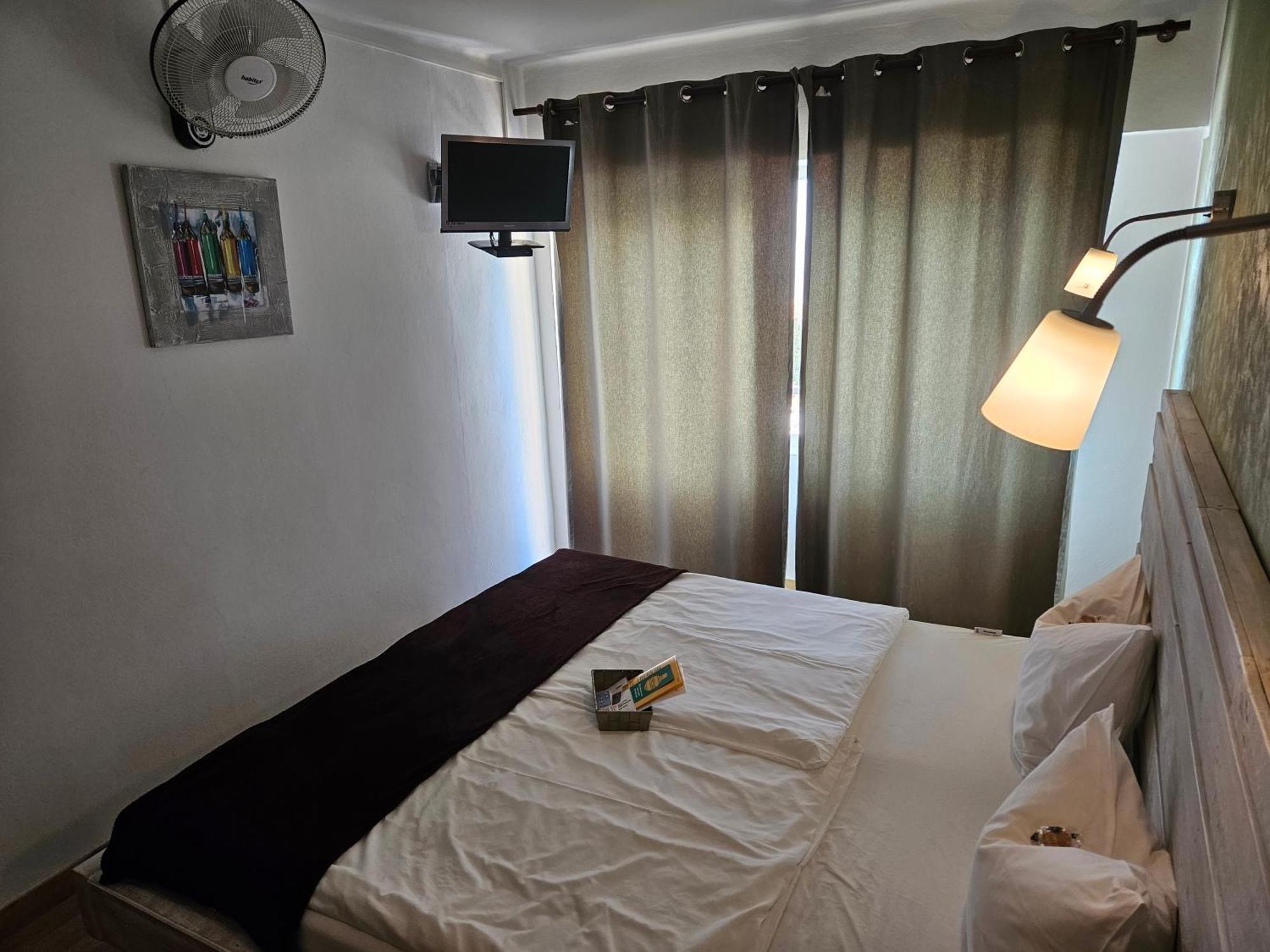 Seven Hostal Кала-Мільор Екстер'єр фото