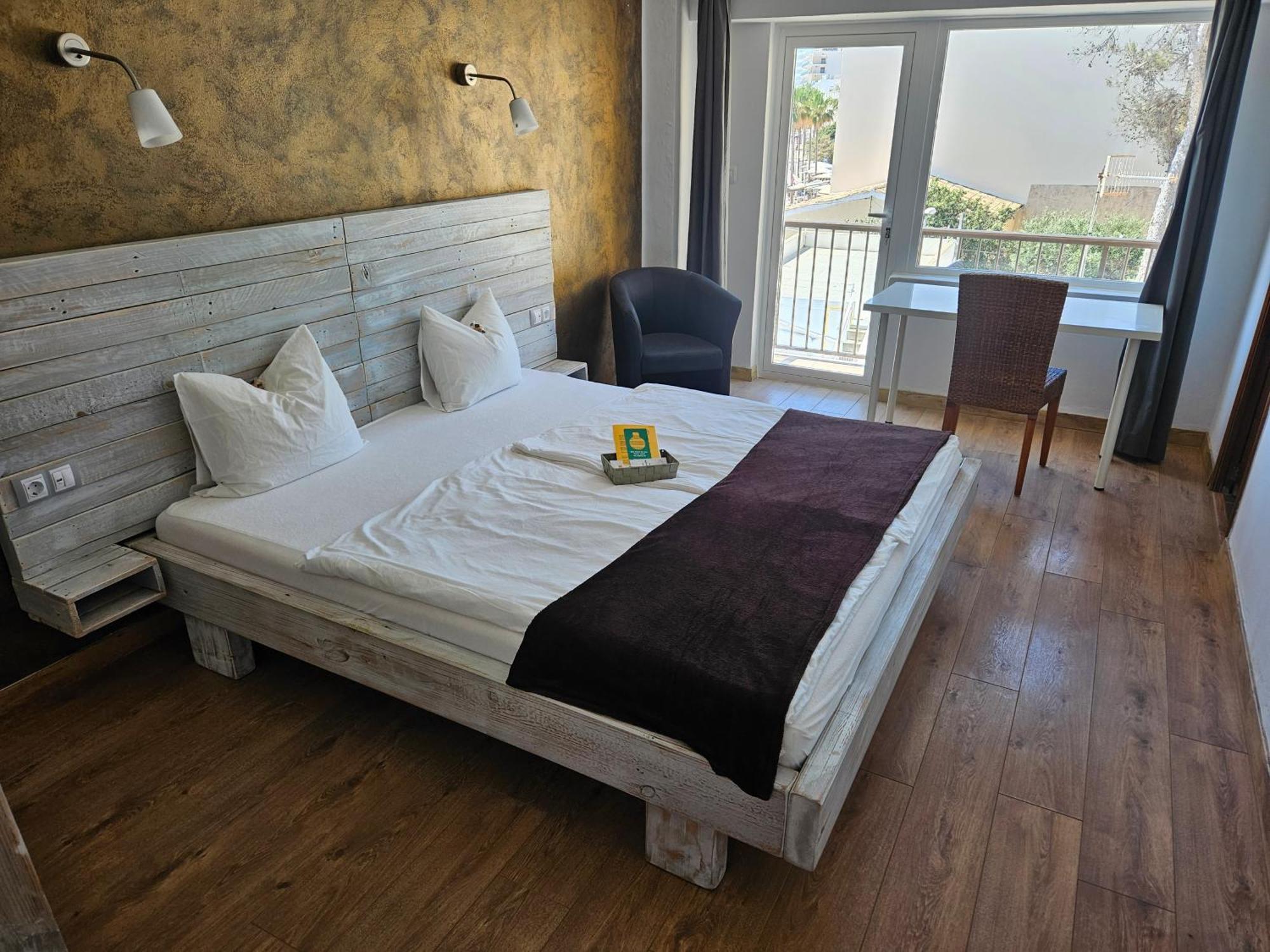 Seven Hostal Кала-Мільор Екстер'єр фото